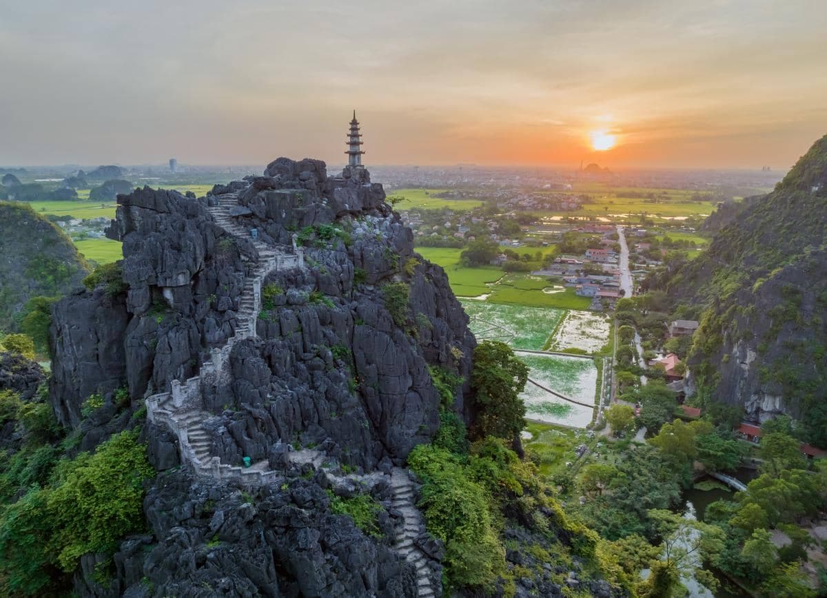 Ninh Binh Travel Guide - The way to Hang Mua
