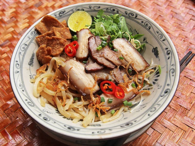 Hue Travel Guide - Cao Lau Khong Gian Xua