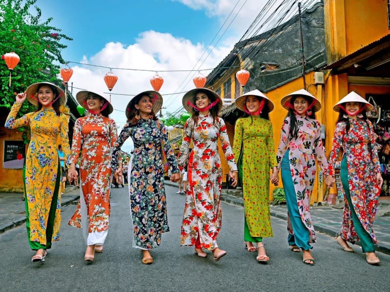 Hoi An Travel Guide - Custom Tailoring Experience