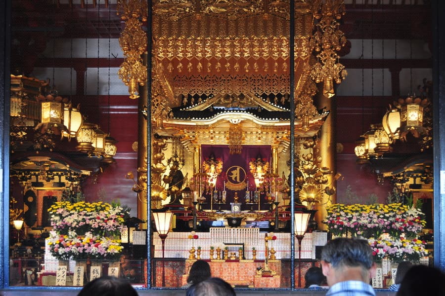 Cúng viếng ở chùa Senso-ji