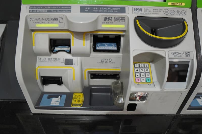 Đút tiền mặt hoặc thẻ tín dụng của bạn vào khe thích hợp