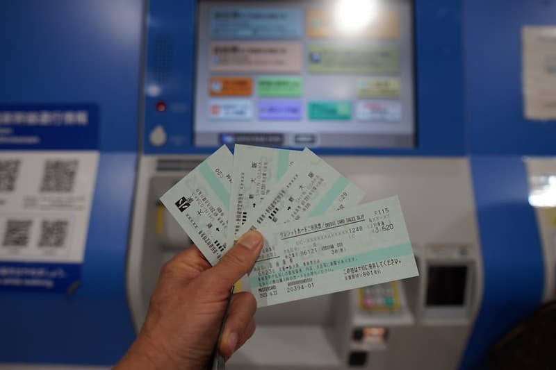 Vé Shinkansen có thể được mua từ máy bán vé tự động bằng thẻ tín dụng quốc tế Vé Shinkansen có thể được mua từ máy bán vé tự động bằng thẻ tín dụng quốc tế