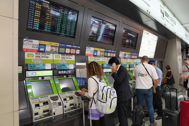 Máy bán vé xanh tại Ga Shin Osaka