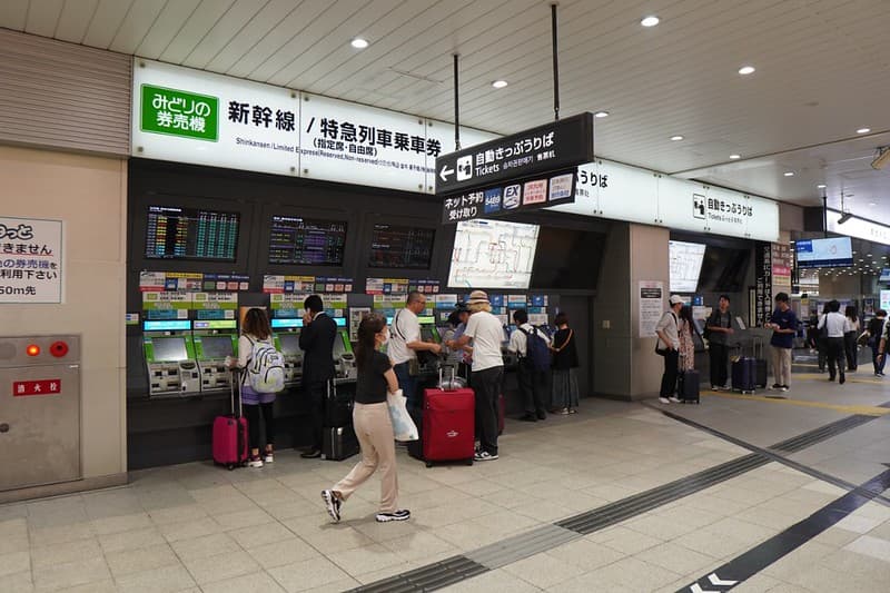 Máy bán vé màu xanh lá “Midori” tại ga Shin Osaka Máy bán vé màu xanh lá "Midori" tại ga Shin Osaka
