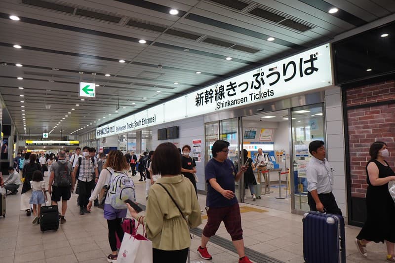 Một dãy máy bán vé Shinkansen tại ga Shin Osaka Một dãy máy bán vé Shinkansen tại ga Shin Osaka