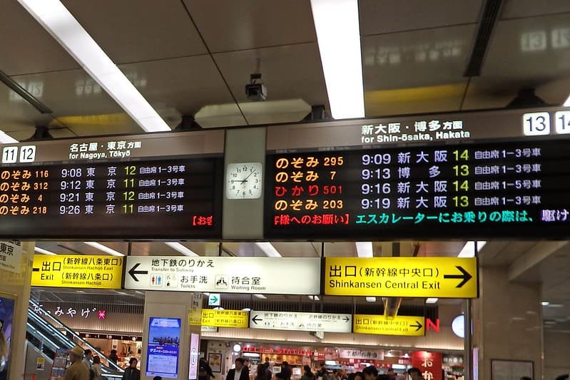 Bảng chỉ dẫn Shinkansen, bản quyền Mike Steele Bảng chỉ dẫn tàu Shinkansen, bản quyền Mike Steele
