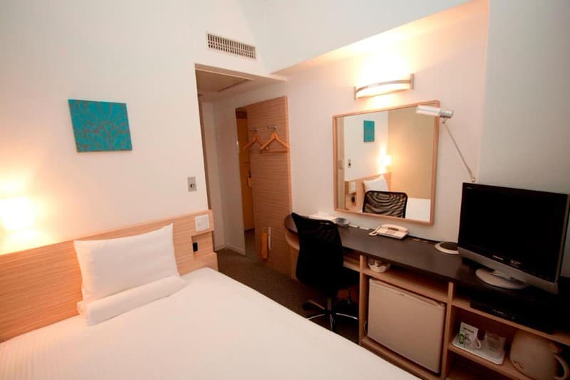 Phòng đôi đơn giản trong Smile Hotel Nihombashi Mitsukoshimae, Tokyo, Nhật Bản, với giường, bàn và gương, tủ lạnh và TV Phòng đôi đơn giản trong Smile Hotel Nihombashi Mitsukoshimae, Tokyo, Nhật Bản, với giường, bàn và gương, tủ lạnh và TV