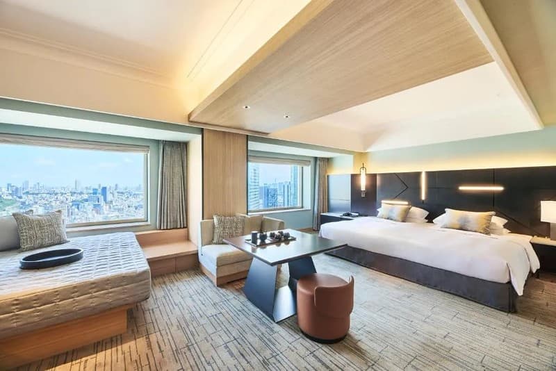 Suite đôi lớn trong Khách sạn Cerulean Tower Tokyu ở Tokyo, Nhật Bản, với giường lớn, các khu vực chỗ ngồi có đệm khác nhau và cửa sổ rộng offering city views Suite đôi lớn trong Khách sạn Cerulean Tower Tokyu ở Tokyo, Nhật Bản, với giường lớn, các khu vực chỗ ngồi có đệm khác nhau và cửa sổ rộng offering city views