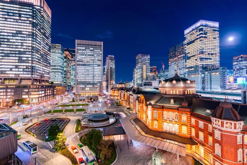 Ga Tokyo được chiếu sáng rực rỡ và các tòa nhà văn phòng xung quanh nhìn từ Lối ra Marunouchi vào ban đêm Ga Tokyo được chiếu sáng rực rỡ và các tòa nhà văn phòng xung quanh nhìn từ Lối ra Marunouchi vào ban đêm