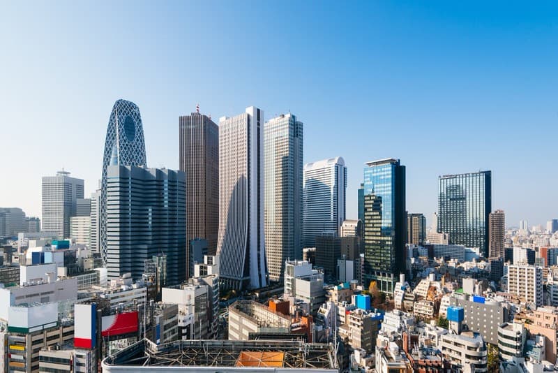 Các tòa nhà chọc trời của đường chân trời thành phố Shinjuku, Shinjuku, Tokyo, Nhật Bản, trong một ngày nắng xanh tươi sáng Các tòa nhà chọc trời của đường chân trời thành phố Shinjuku, Shinjuku, Tokyo, Nhật Bản, trong một ngày nắng xanh tươi sáng