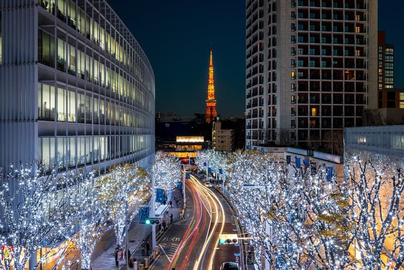 Tháp Tokyo được thắp sáng màu cam với ánh sáng trang trí Giáng sinh ở Roppongi, Tokyo, Nhật Bản và các vệt ánh sáng time lapse từ giao thông Tháp Tokyo được thắp sáng màu cam với ánh sáng trang trí Giáng sinh ở Roppongi, Tokyo, Nhật Bản và các vệt ánh sáng time lapse từ giao thông