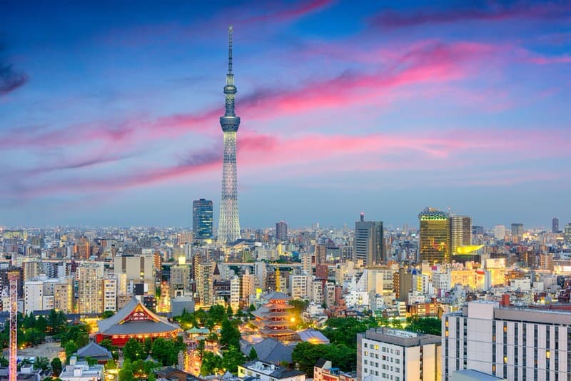 Quang cảnh buổi tối của đường chân trời Tokyo được chiếu sáng bên dưới những đám mây màu tím với tháp Tokyo Skytree sừng sững Quang cảnh buổi tối của đường chân trời Tokyo được chiếu sáng bên dưới những đám mây màu tím với tháp Tokyo Skytree sừng sững